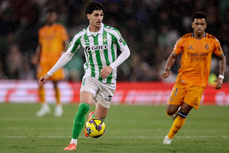 Johnny Cardoso dribbes the ball for Real Betis