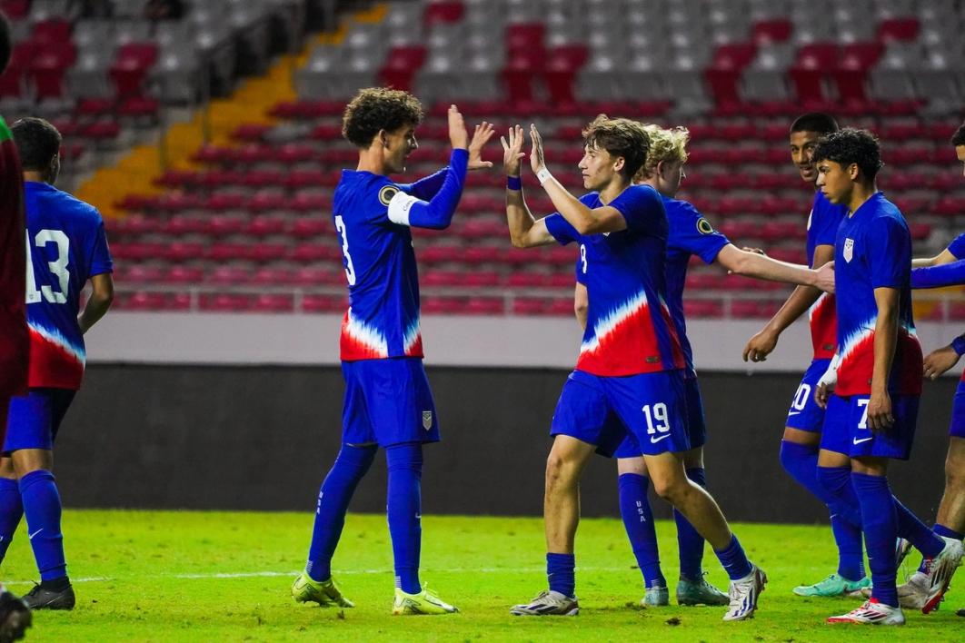 The US U17 MNT celebrates on the field