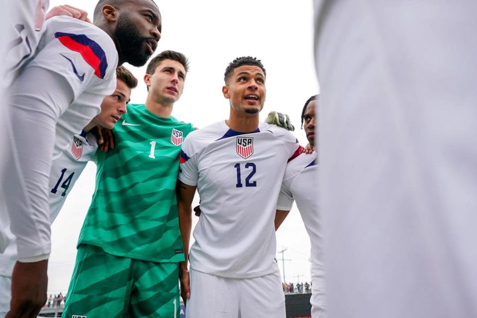 Schulte huddled with usmnt players
