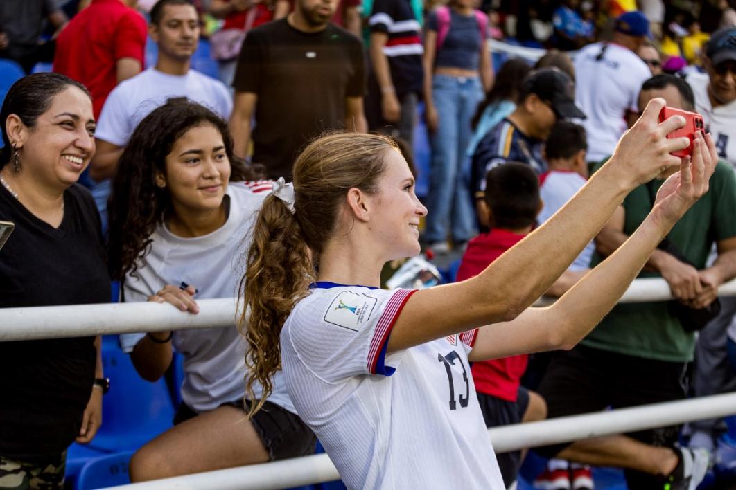 Leah Klenke takes a picture with fans after a match​​​​‌﻿‍﻿​‍​‍‌‍﻿﻿‌﻿​‍‌‍‍‌‌‍‌﻿‌‍‍‌‌‍﻿‍​‍​‍​﻿‍‍​‍​‍‌﻿​﻿‌‍​‌‌‍﻿‍‌‍‍‌‌﻿‌​‌﻿‍‌​‍﻿‍‌‍‍‌‌‍﻿﻿​‍​‍​‍﻿​​‍​‍‌‍‍​‌﻿​‍‌‍‌‌‌‍‌‍​‍​‍​﻿‍‍​‍​‍‌‍‍​‌﻿‌​‌﻿‌​‌﻿​​‌﻿​﻿​﻿‍‍​‍﻿﻿​‍﻿﻿‌﻿‌‌‌﻿​﻿‌﻿​﻿‌‍‌‍​‍﻿‍‌﻿​﻿‌‍​‌‌‍﻿‍‌‍‍‌‌﻿‌​‌﻿‍‌​‍﻿‍‌﻿​﻿‌﻿‌​‌﻿‌‌‌‍‌​‌‍‍‌‌‍﻿﻿​‍﻿﻿‌‍‍‌‌‍﻿‍‌﻿‌​‌‍‌‌‌‍﻿‍‌﻿‌​​‍﻿﻿‌‍‌‌‌‍‌​‌‍‍‌‌﻿‌​​‍﻿﻿‌‍﻿‌‌‍﻿﻿‌‍‌​‌‍‌‌​﻿﻿‌‌﻿​​‌﻿​‍‌‍‌‌‌﻿​﻿‌‍‌‌‌‍﻿‍‌﻿‌​‌‍​‌‌﻿‌​‌‍‍‌‌‍﻿﻿‌‍﻿‍​﻿‍﻿‌‍‍‌‌‍‌​​﻿﻿‌​﻿‍​‌‍​﻿​﻿‌﻿​﻿‌‍‌‍​‌‌‍​﻿​﻿​​​﻿​‌​‍﻿‌​﻿‌‌‌‍​‍​﻿​﻿‌‍​‍​‍﻿‌​﻿‌​‌‍​‍​﻿​‌‌‍‌‍​‍﻿‌‌‍​‌​﻿‍‌​﻿‌​‌‍​‌​‍﻿‌​﻿​​‌‍​‌​﻿​﻿​﻿‌﻿‌‍‌‌‌‍​‍‌‍‌‍​﻿‌‍‌‍‌‌‌‍‌‍‌‍‌​‌‍​‍​﻿‍﻿‌﻿‌​‌﻿‍‌‌﻿​​‌‍‌‌​﻿﻿‌‌﻿​﻿‌﻿‌​‌‍﻿﻿‌﻿​‍‌﻿‍‌​﻿‍﻿‌﻿​​‌‍​‌‌﻿‌​‌‍‍​​﻿﻿‌‌‍​﻿‌‍﻿﻿‌‍﻿‍‌﻿‌​‌‍‌‌‌‍﻿‍‌﻿‌​​‍‌‌​﻿‌‌‌​​‍‌‌﻿﻿‌‍‍﻿‌‍‌‌‌﻿‍‌​‍‌‌​﻿​﻿‌​‌​​‍‌‌​﻿​﻿‌​‌​​‍‌‌​﻿​‍​﻿​‍​﻿‌‍​﻿‍‌‌‍‌‍​﻿​﻿​﻿‍‌‌‍​‌‌‍‌‌‌‍‌‌‌‍​‌​﻿​﻿​﻿‌‌​﻿‍​​‍‌‌​﻿​‍​﻿​‍​‍‌‌​﻿‌‌‌​‌​​‍﻿‍‌‍‍‌‌‍﻿‌‌‍​‌‌‍‌﻿‌‍‌‌​‍﻿‍‌‍​‌‌‍﻿​‌﻿‌​​﻿﻿﻿‌‍​‍‌‍​‌‌﻿​﻿‌‍‌‌‌‌‌‌‌﻿​‍‌‍﻿​​﻿﻿‌‌‍‍​‌﻿‌​‌﻿‌​‌﻿​​‌﻿​﻿​‍‌‌​﻿​﻿‌​​‌​‍‌‌​﻿​‍‌​‌‍​‍‌‌​﻿​‍‌​‌‍‌﻿‌‌‌﻿​﻿‌﻿​﻿‌‍‌‍​‍﻿‍‌﻿​﻿‌‍​‌‌‍﻿‍‌‍‍‌‌﻿‌​‌﻿‍‌​‍﻿‍‌﻿​﻿‌﻿‌​‌﻿‌‌‌‍‌​‌‍‍‌‌‍﻿﻿​‍‌‍‌‍‍‌‌‍‌​​﻿﻿‌​﻿‍​‌‍​﻿​﻿‌﻿​﻿‌‍‌‍​‌‌‍​﻿​﻿​​​﻿​‌​‍﻿‌​﻿‌‌‌‍​‍​﻿​﻿‌‍​‍​‍﻿‌​﻿‌​‌‍​‍​﻿​‌‌‍‌‍​‍﻿‌‌‍​‌​﻿‍‌​﻿‌​‌‍​‌​‍﻿‌​﻿​​‌‍​‌​﻿​﻿​﻿‌﻿‌‍‌‌‌‍​‍‌‍‌‍​﻿‌‍‌‍‌‌‌‍‌‍‌‍‌​‌‍​‍​‍‌‍‌﻿‌​‌﻿‍‌‌﻿​​‌‍‌‌​﻿﻿‌‌﻿​﻿‌﻿‌​‌‍﻿﻿‌﻿​‍‌﻿‍‌​‍‌‍‌﻿​​‌‍​‌‌﻿‌​‌‍‍​​﻿﻿‌‌‍​﻿‌‍﻿﻿‌‍﻿‍‌﻿‌​‌‍‌‌‌‍﻿‍‌﻿‌​​‍‌‌​﻿‌‌‌​​‍‌‌﻿﻿‌‍‍﻿‌‍‌‌‌﻿‍‌​‍‌‌​﻿​﻿‌​‌​​‍‌‌​﻿​﻿‌​‌​​‍‌‌​﻿​‍​﻿​‍​﻿‌‍​﻿‍‌‌‍‌‍​﻿​﻿​﻿‍‌‌‍​‌‌‍‌‌‌‍‌‌‌‍​‌​﻿​﻿​﻿‌‌​﻿‍​​‍‌‌​﻿​‍​﻿​‍​‍‌‌​﻿‌‌‌​‌​​‍﻿‍‌‍‍‌‌‍﻿‌‌‍​‌‌‍‌﻿‌‍‌‌​‍﻿‍‌‍​‌‌‍﻿​‌﻿‌​​‍​‍‌﻿﻿‌