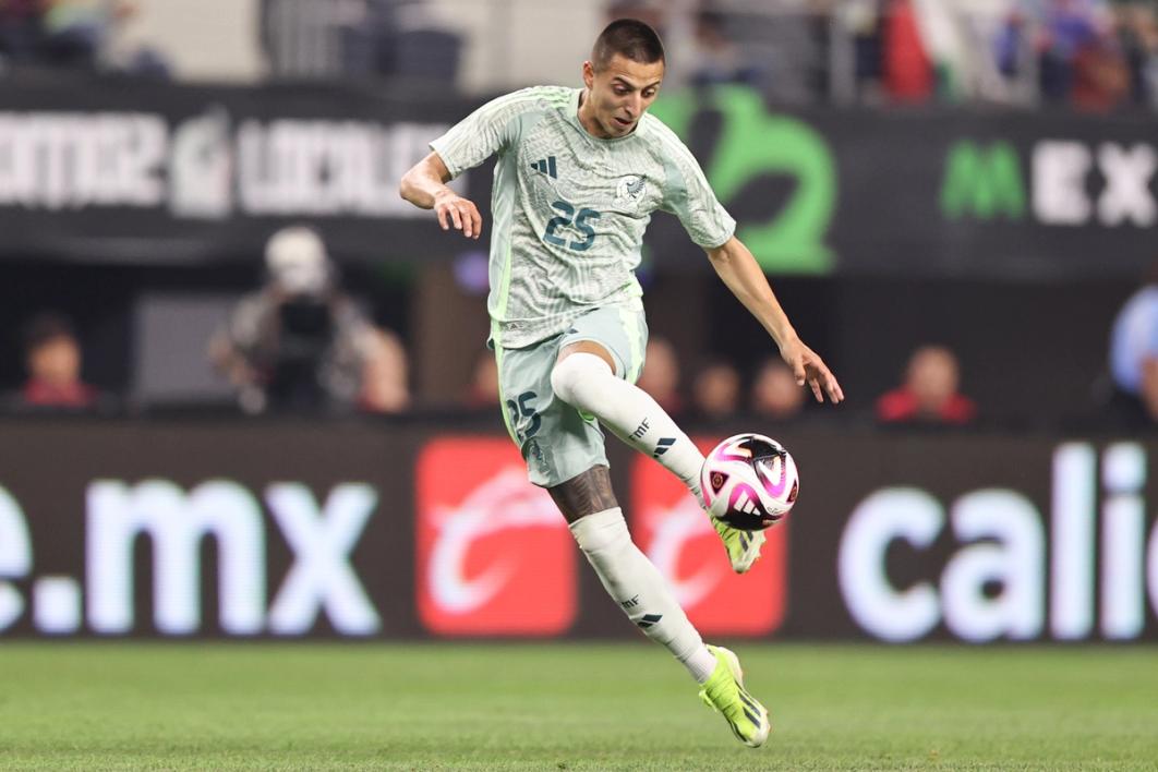 Mexico forward Roberto Alvarado controls the ball during a match