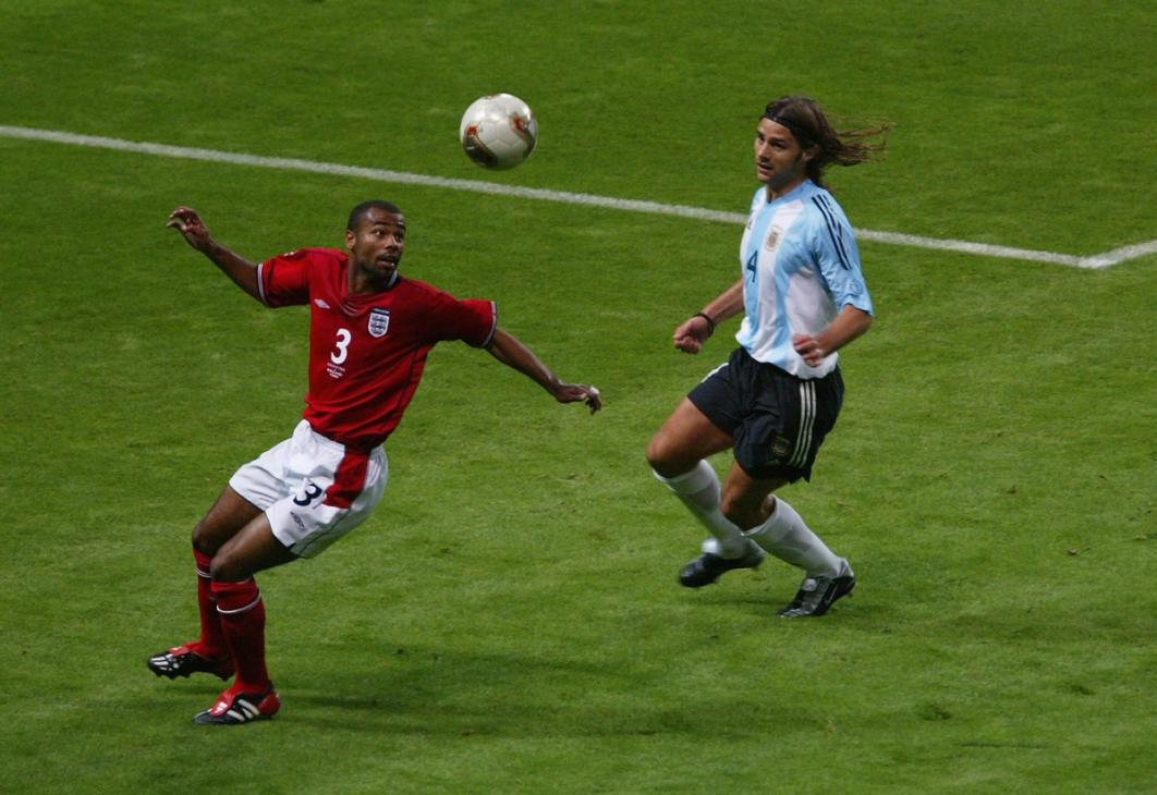 Mauricio Pochettino defends Ashley Cole during a World Cup match