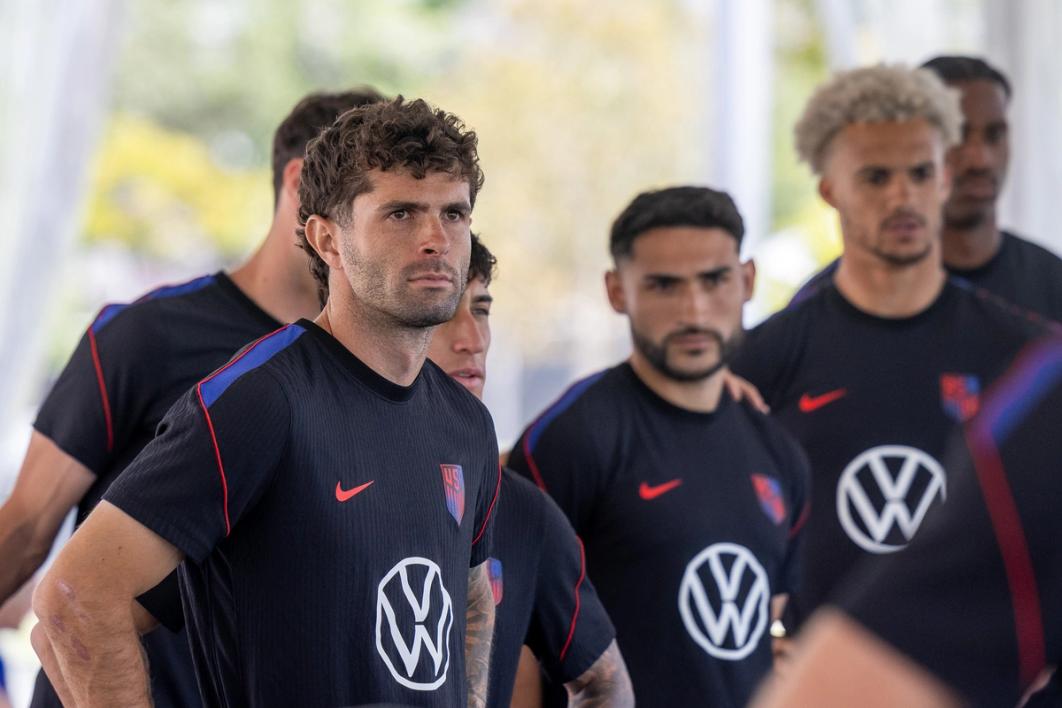 Christian Pulisic (foreground) and USMNT teammates at training in Irvine, Calif.