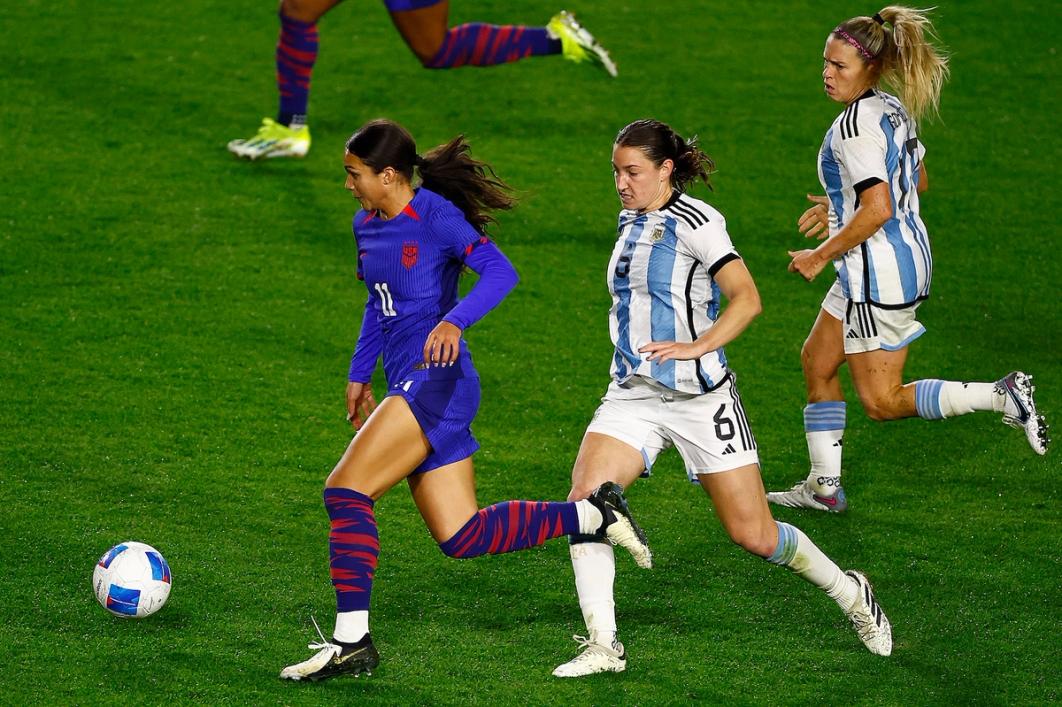 Sophia Smith dribbles past an Argentina defender