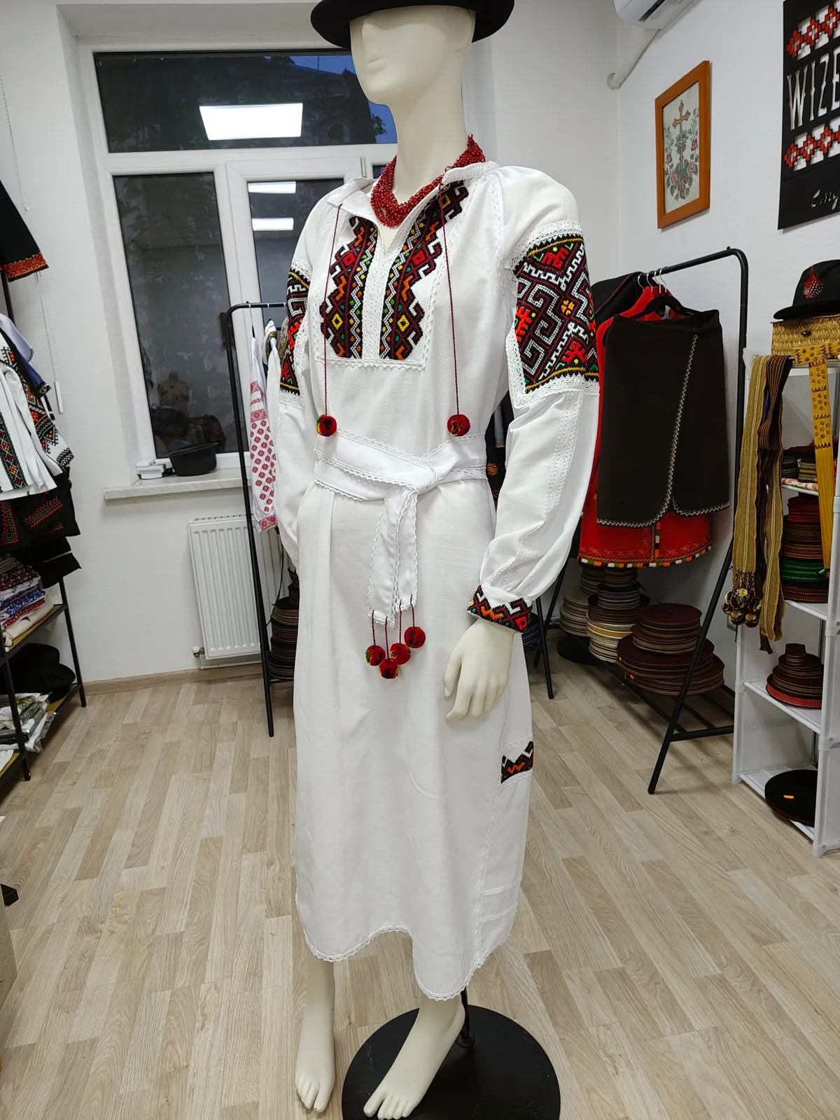 Деталь ручної вишивки на виробі: Домоткана сукня-вишиванка «Карпатський ромб»