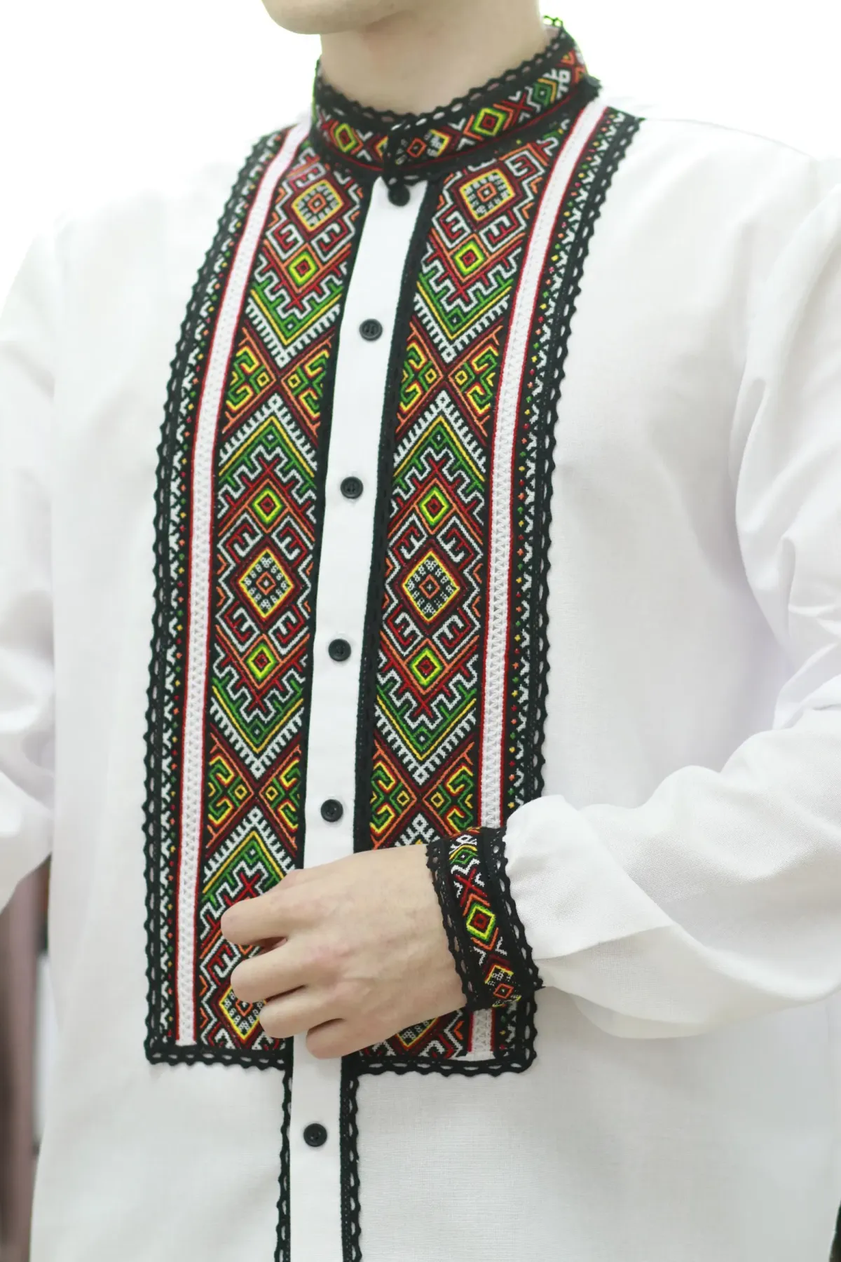 Деталь ручної вишивки на виробі: Чоловіча сорочка «Гуцульський лабіринт» з чорним мереживом