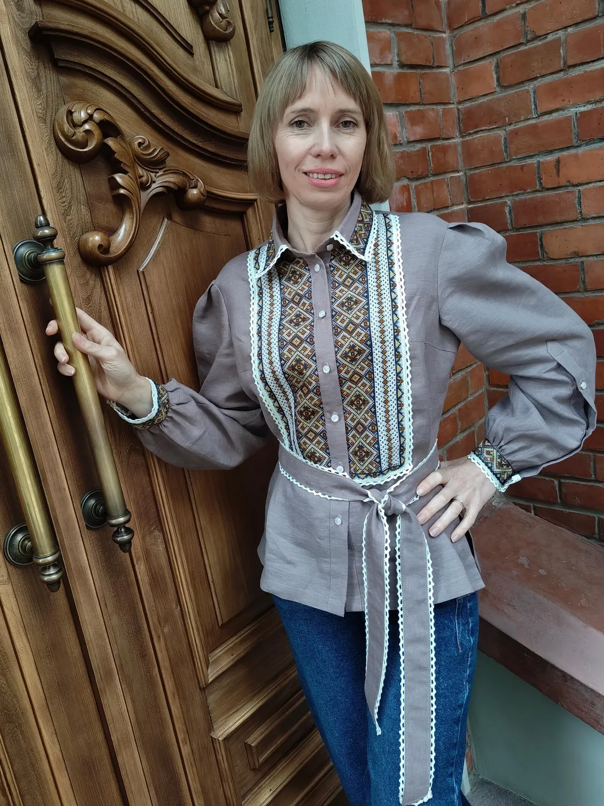 Деталь ручної вишивки на виробі: Лляна сорочка «Серпанок» з мереживом