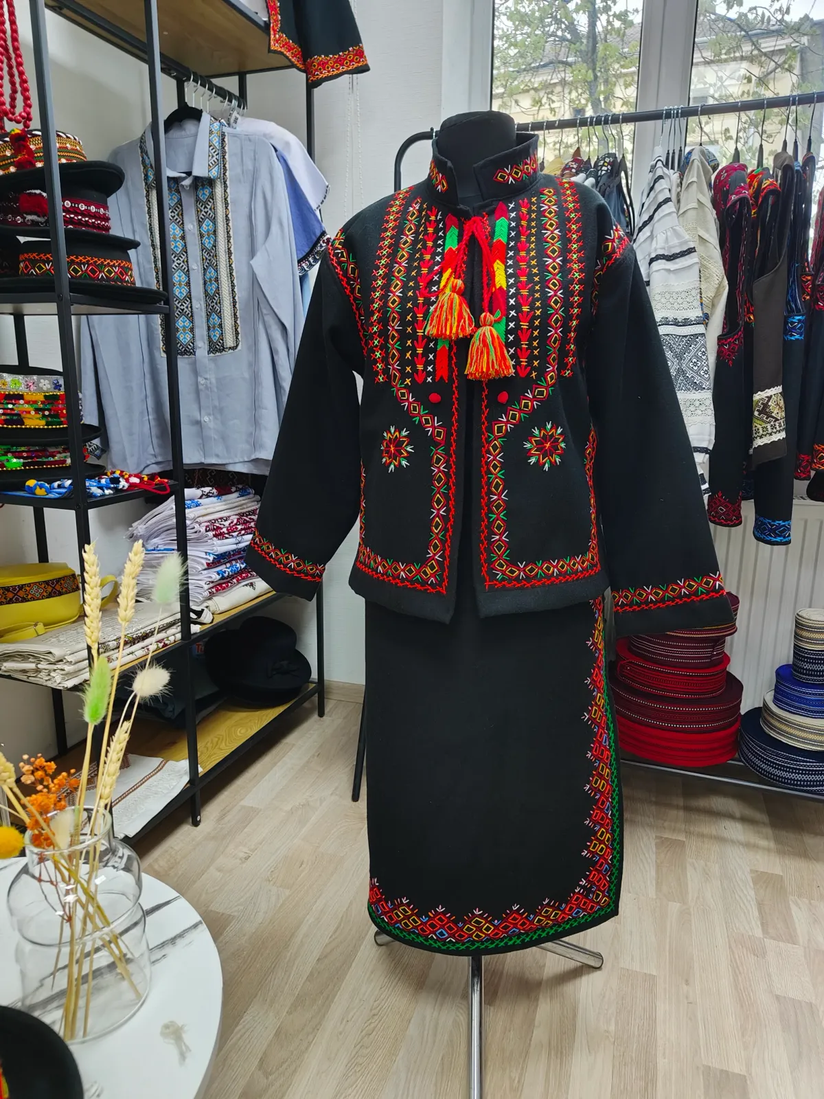 Деталь ручної вишивки на виробі: Чорний кашеміровий сардак «Гуцульський вогонь»