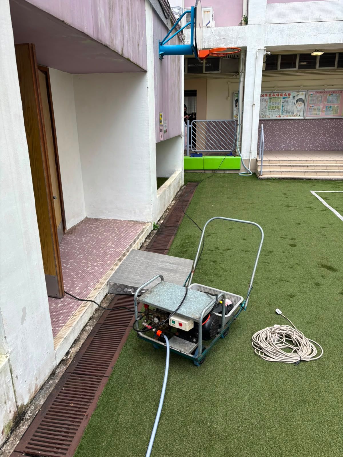 學校戶外雨水管淤塞，師傅從管口進行高壓通渠清洗