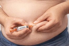 Autoinyección de heparina en el abdomen