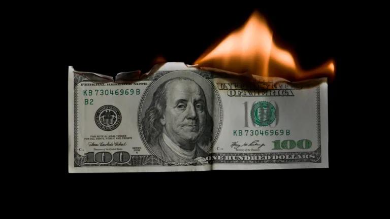 Dolar despenca ao patamar de  Março de 2024