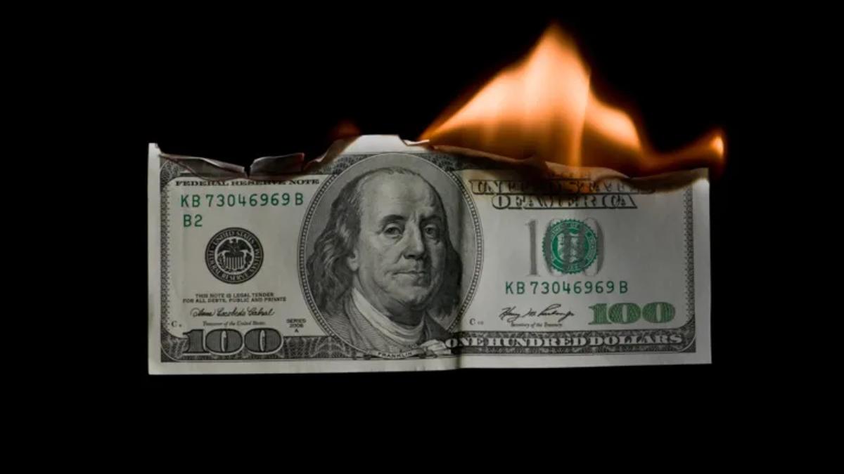 Dolar despenca ao patamar de Março de 2024