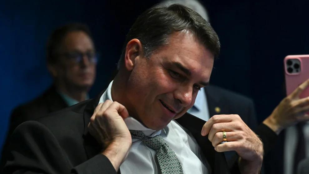 Flávio Bolsonaro confirma visita a Vorcaro com tornozeleira