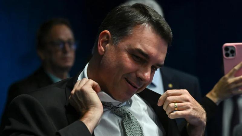 Flávio Bolsonaro confirma visita a Vorcaro com tornozeleira