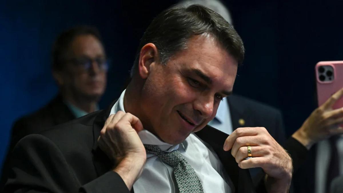 Flávio Bolsonaro confirma visita a Vorcaro com tornozeleira