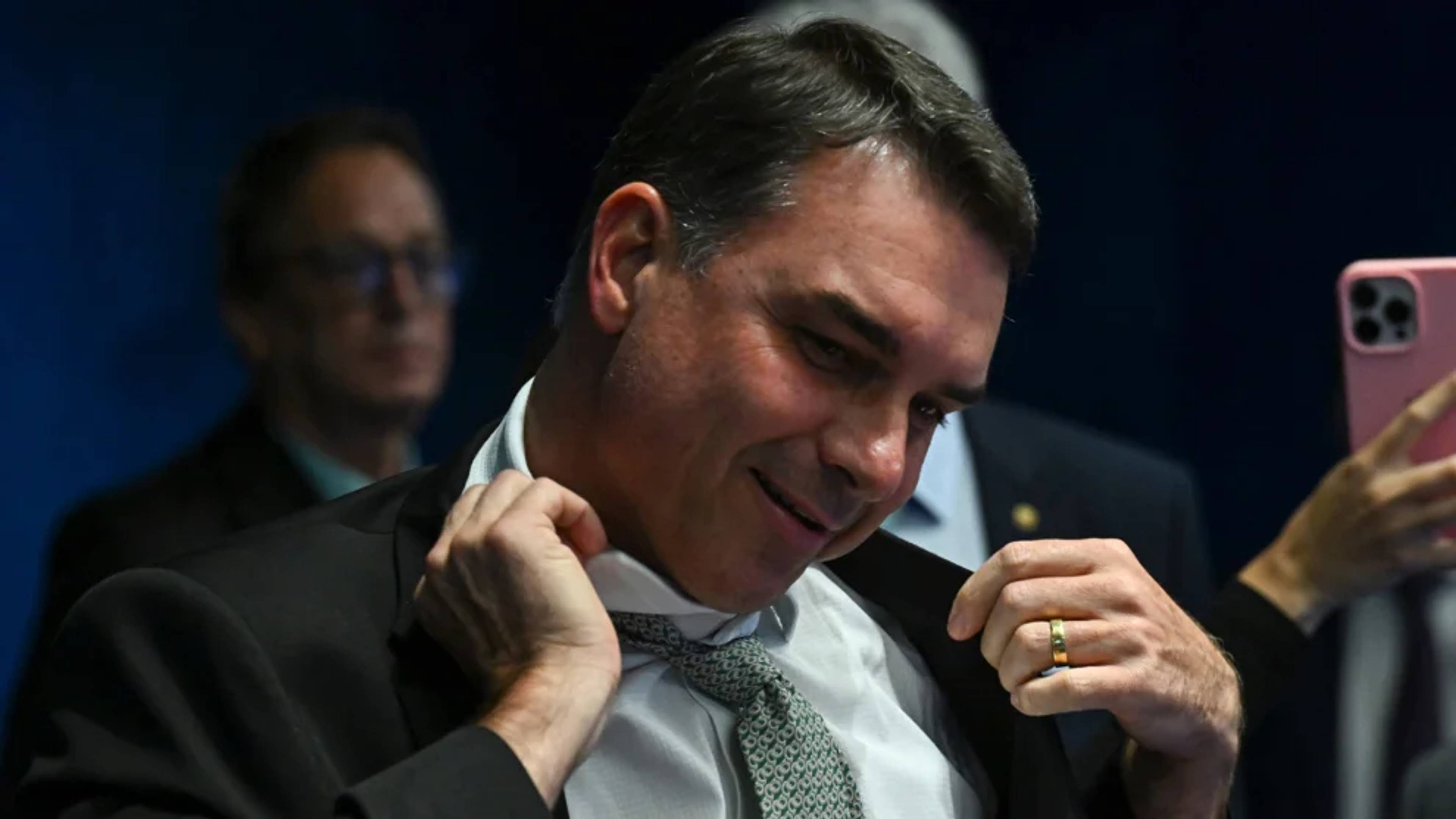 Flávio Bolsonaro confirma visita a Vorcaro com tornozeleira