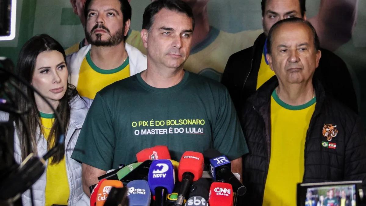 Flávio Bolsonaro negociou R$ 134 milhões com dono do Master para financiar filme sobre Jair