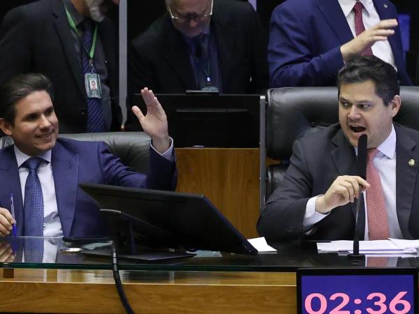 Bastidores: Câmara flexibiliza regras para partidos políticos e libera disparos em massa
