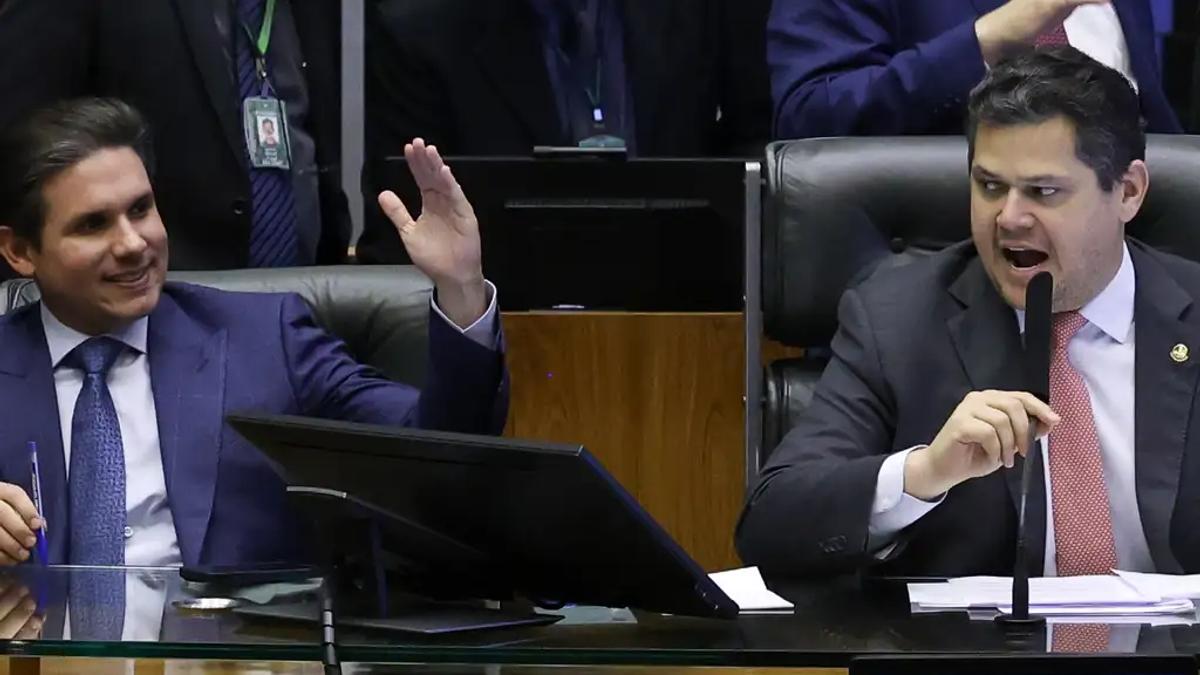 Bastidores: Câmara flexibiliza regras para partidos políticos e libera disparos em massa