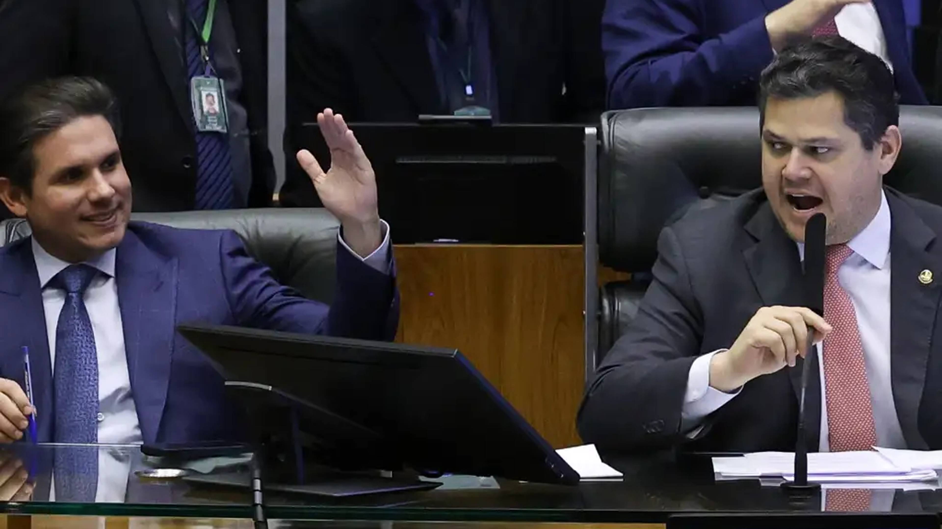 Bastidores: Câmara flexibiliza regras para partidos políticos e libera disparos em massa