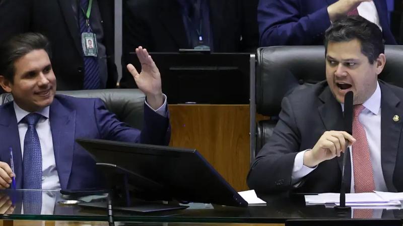 Bastidores: Câmara flexibiliza regras para partidos políticos e libera disparos em massa