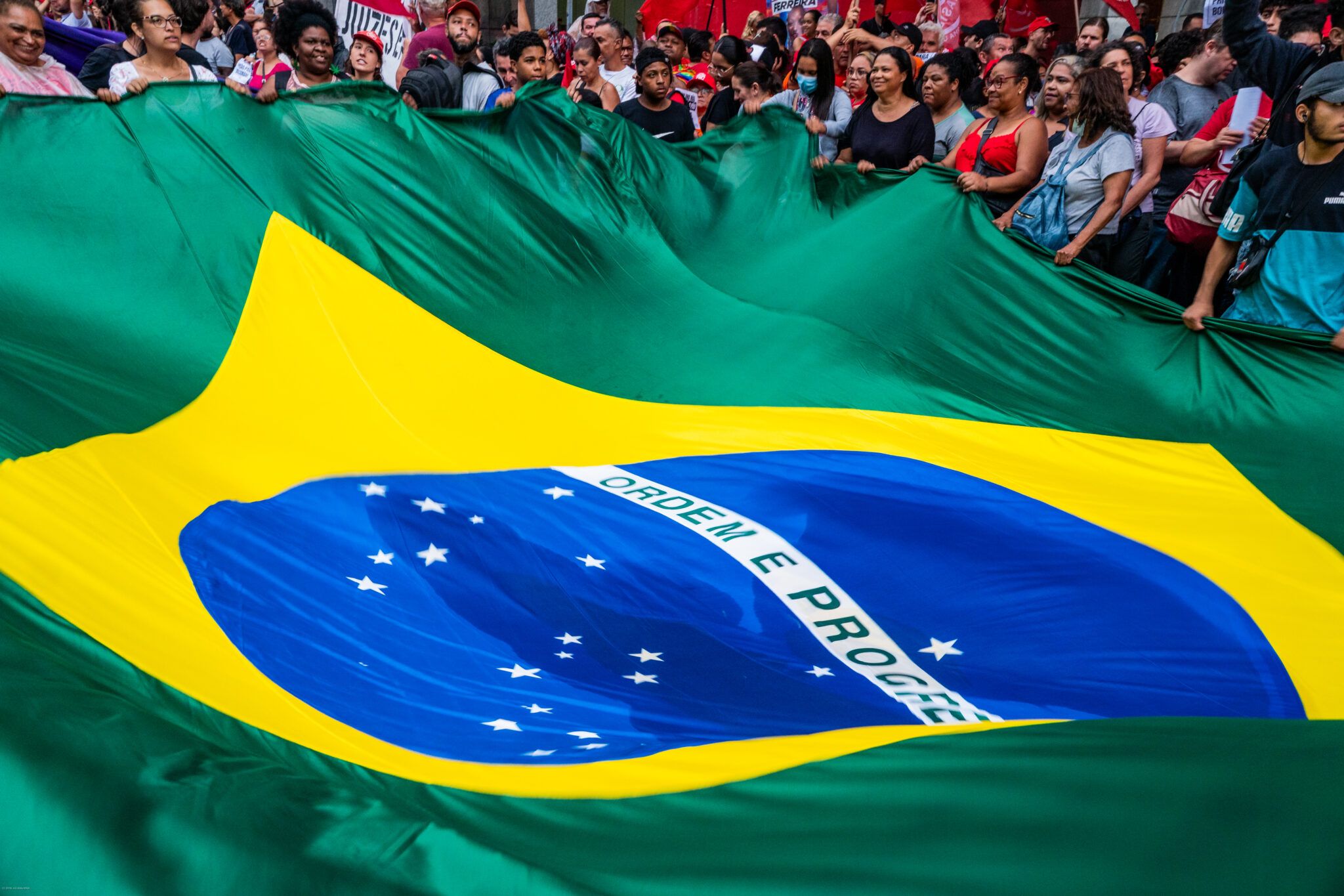 Com metade do dinheiro, a direita alcança quase o mesmo público nas Campanhas. O algoritmo explica?