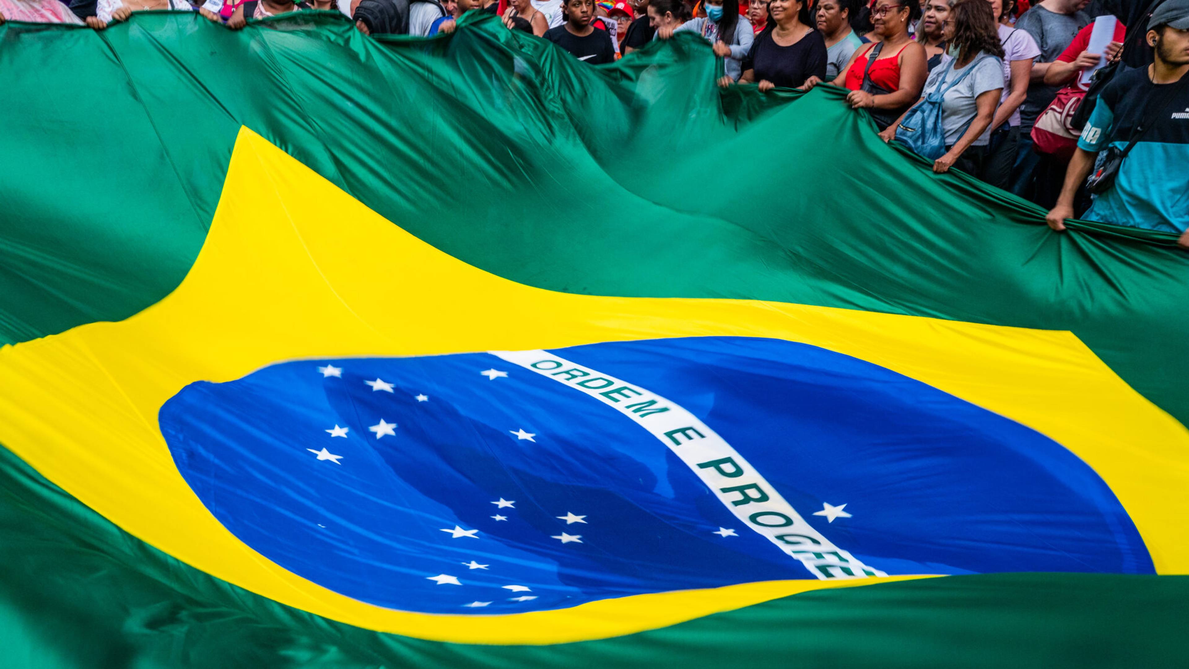 Com metade do dinheiro, a direita alcança quase o mesmo público nas Campanhas. O algoritmo explica?