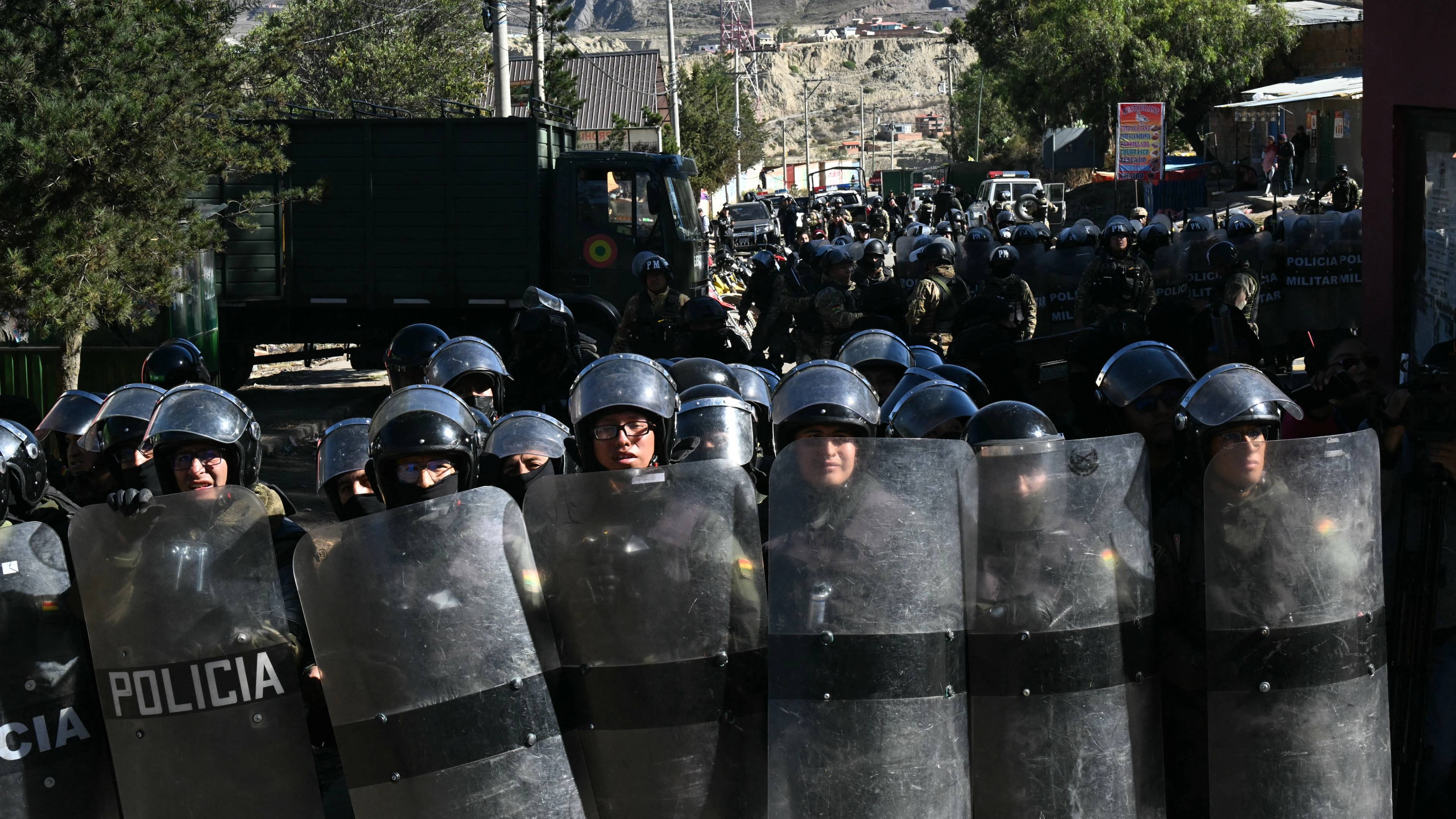 Bolívia: governo mobiliza 3.500 agentes e prende 57 em repressão a protestos em La Paz