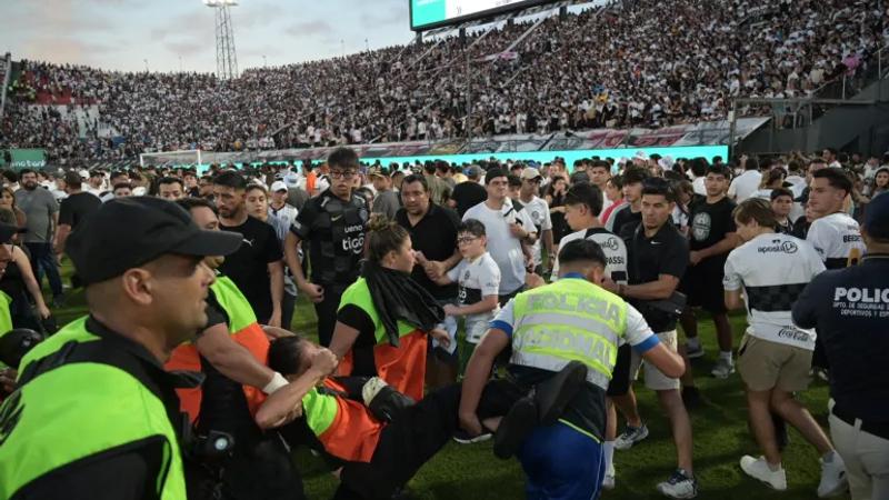 Vários feridos em confrontos entre torcidas e polícia no Superclássico do Paraguai