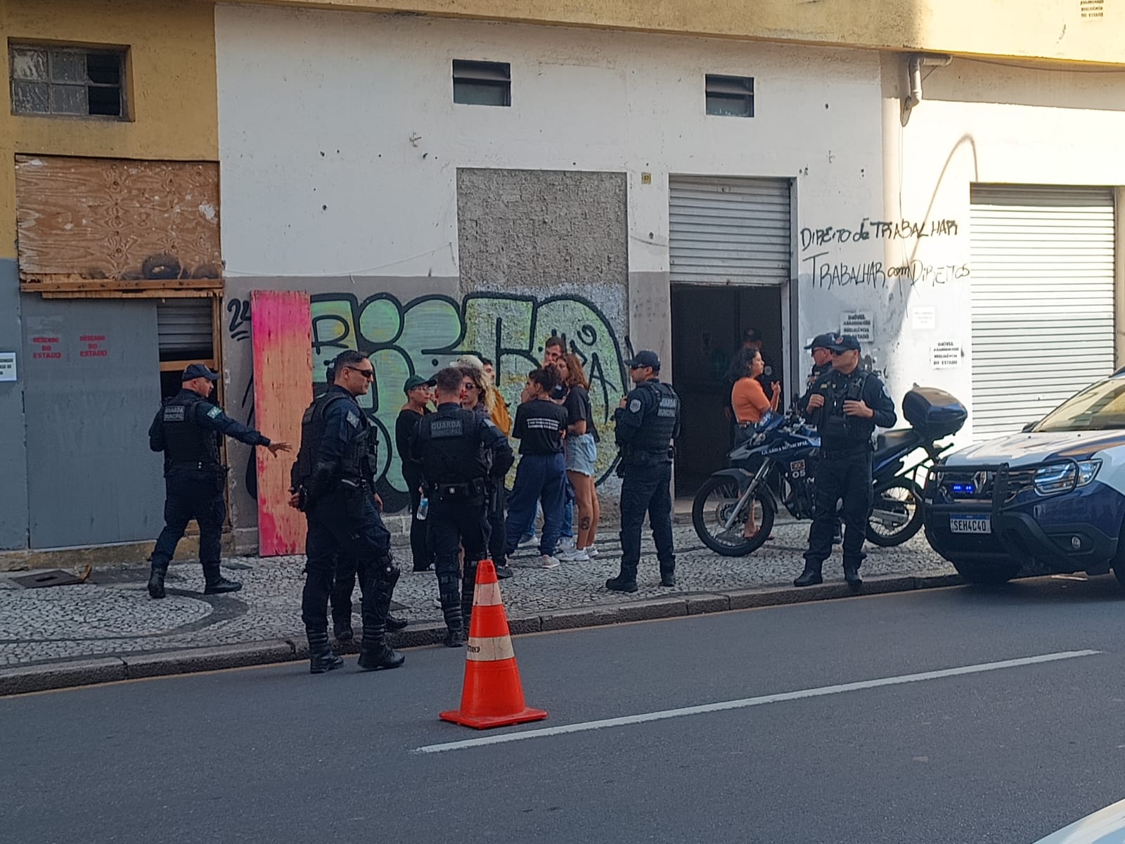 Manifestação denuncia abandono de prédio destinado à economia solidária pela prefeitura de Curitiba