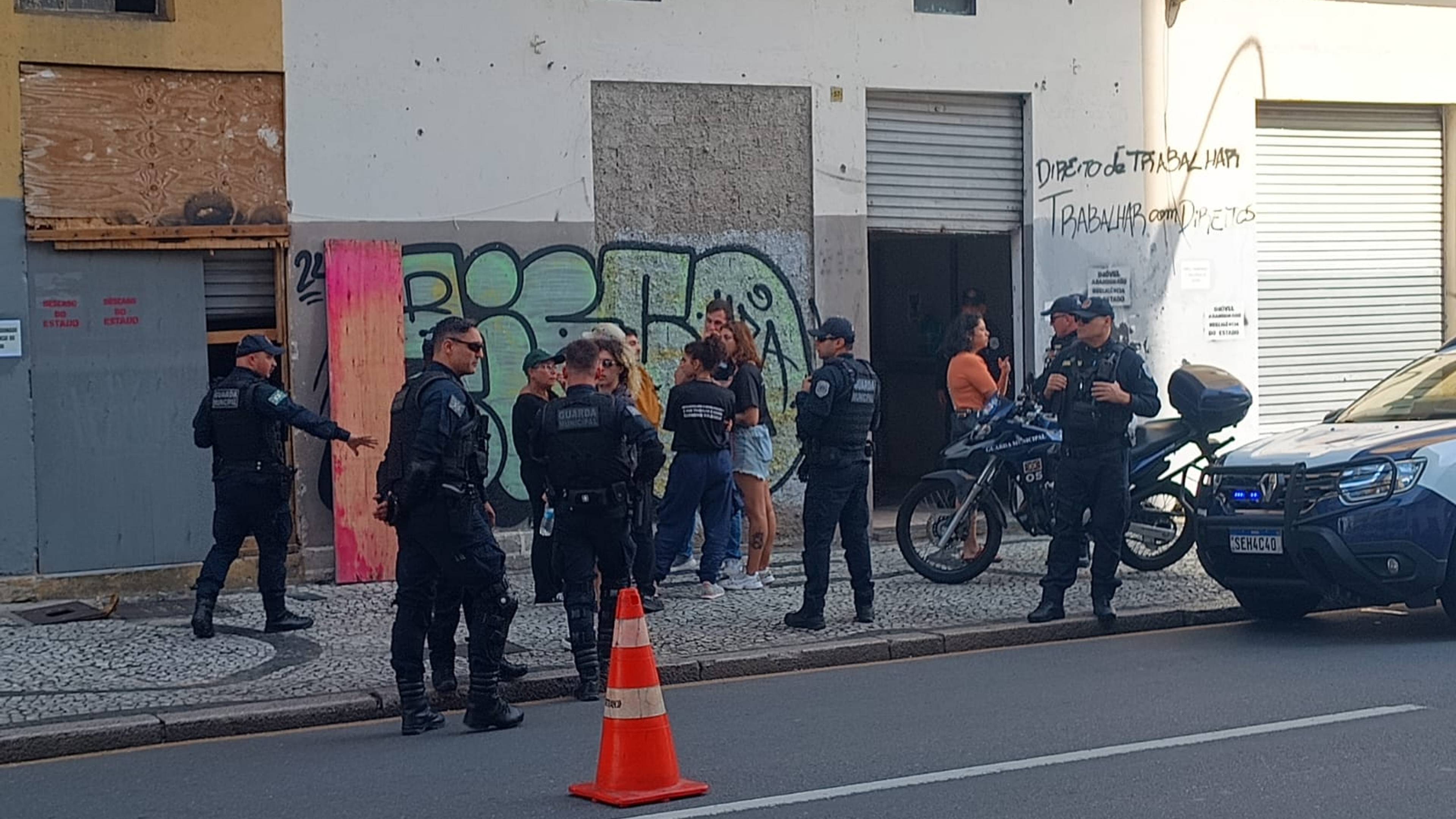 Manifestação denuncia abandono de prédio destinado à economia solidária pela prefeitura de Curitiba