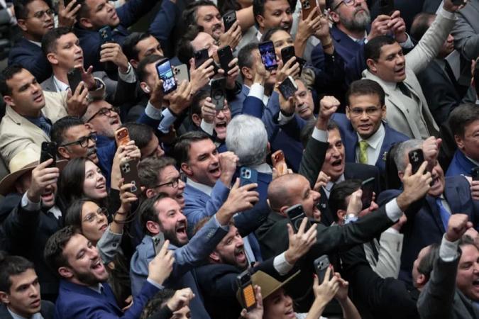 Congresso Blindado e distante do povo derruba Veto de Lula a Dosimetria