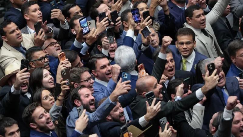 Congresso Blindado e distante do povo derruba Veto de Lula a Dosimetria
