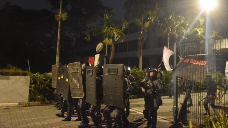 PM desocupa Reitoria da USP na madrugada e deixa seis feridos