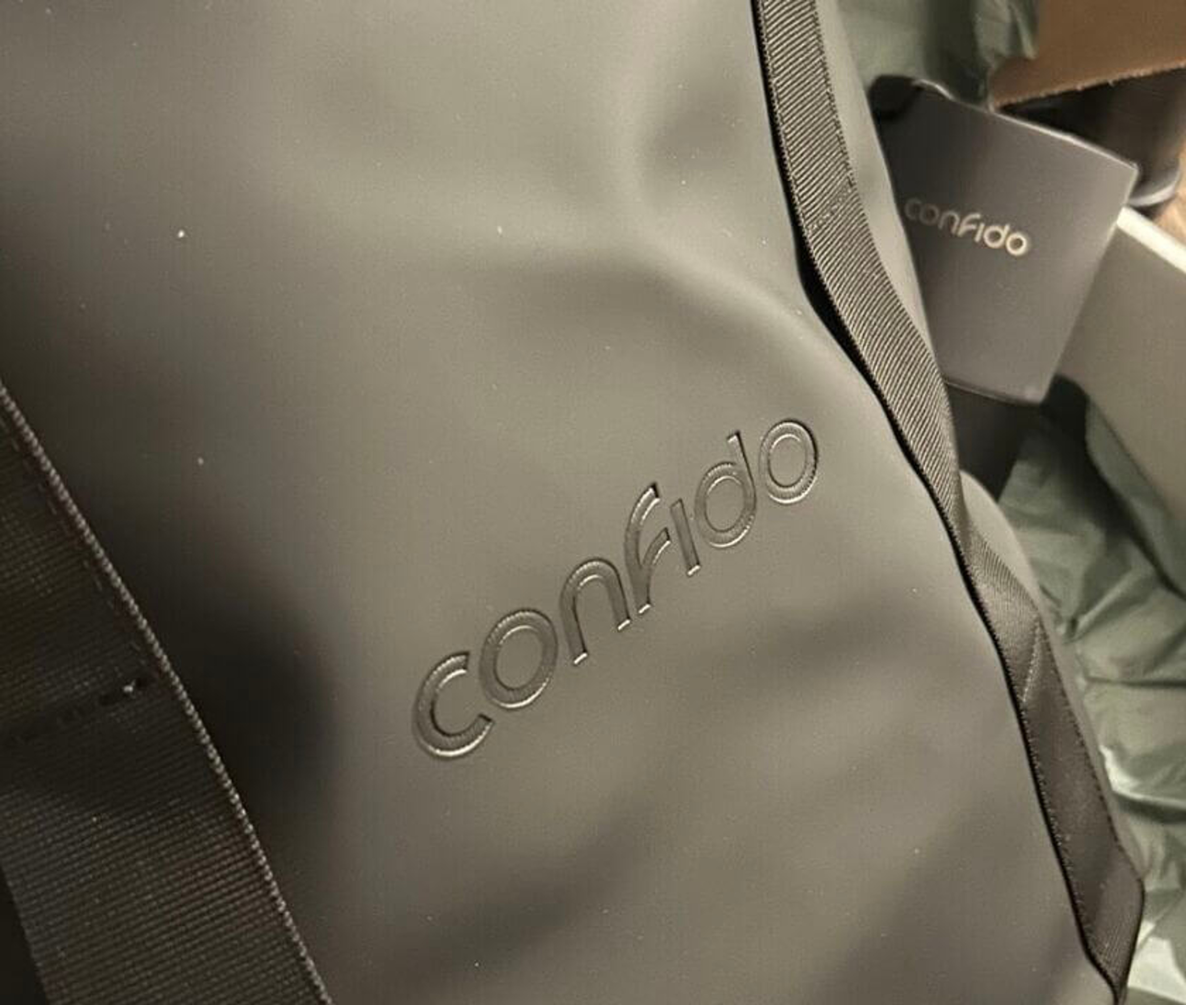 Confido logo on a bag and coffee mug