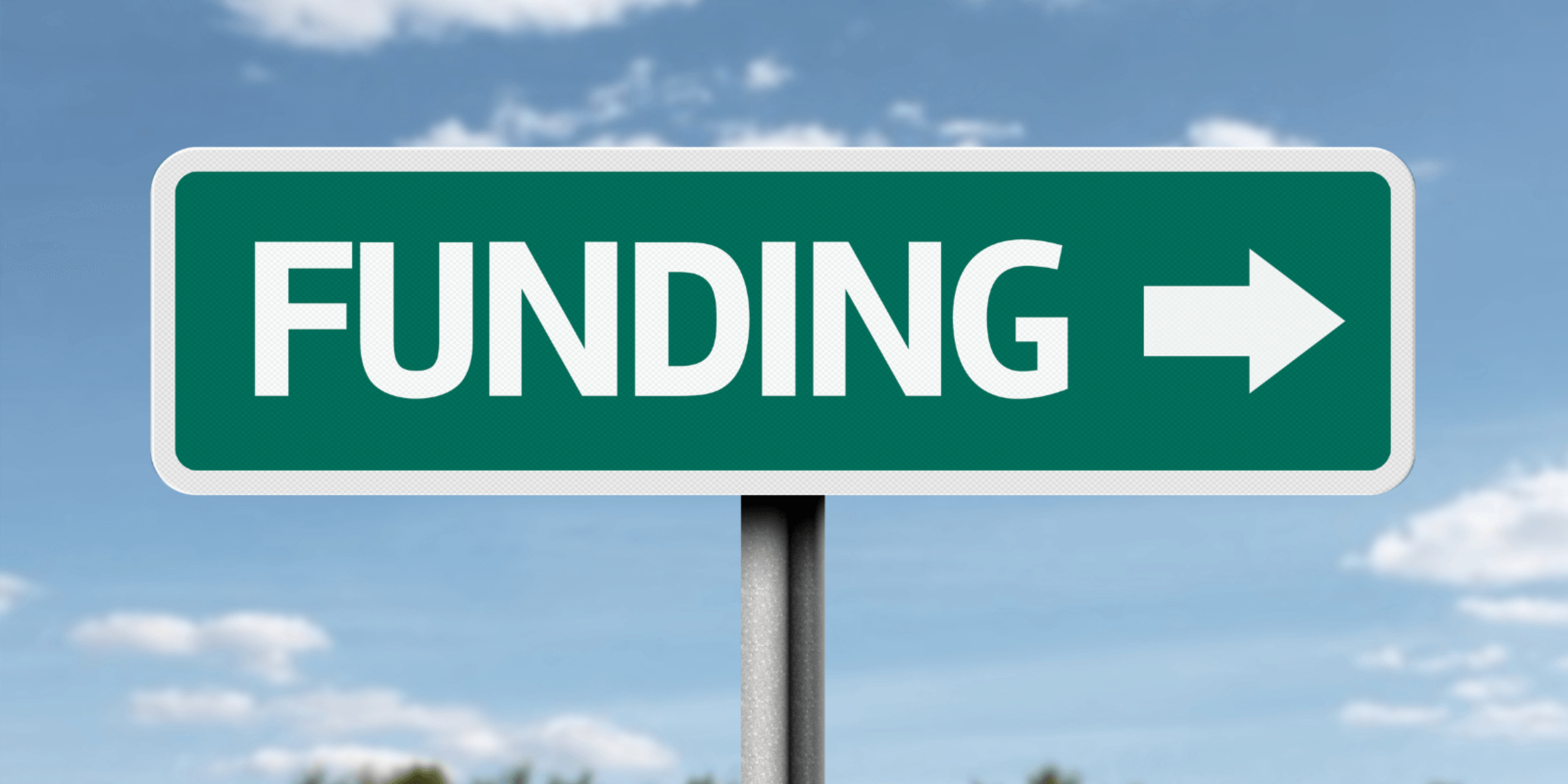 Una señal de tráfico que dice Funding, indicando el camino