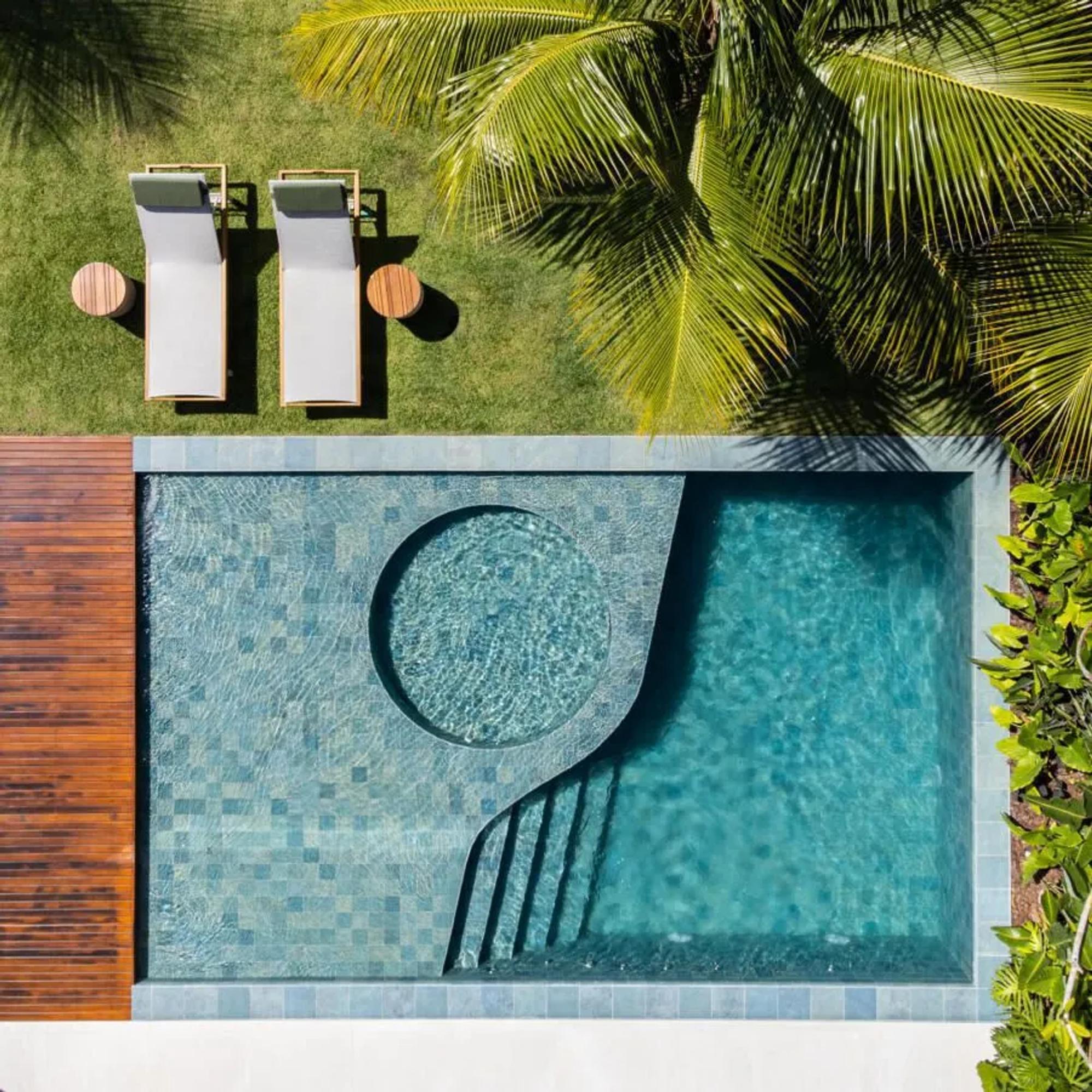 Custom Pools and Spas in Florida for a Relaxing Backyard Escape