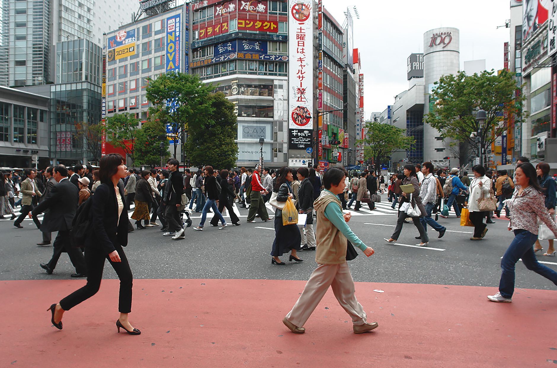 Pedestrians crossing Shibuya Crossing in Tokyo, representing onsite IT support for retail stores in Tokyo