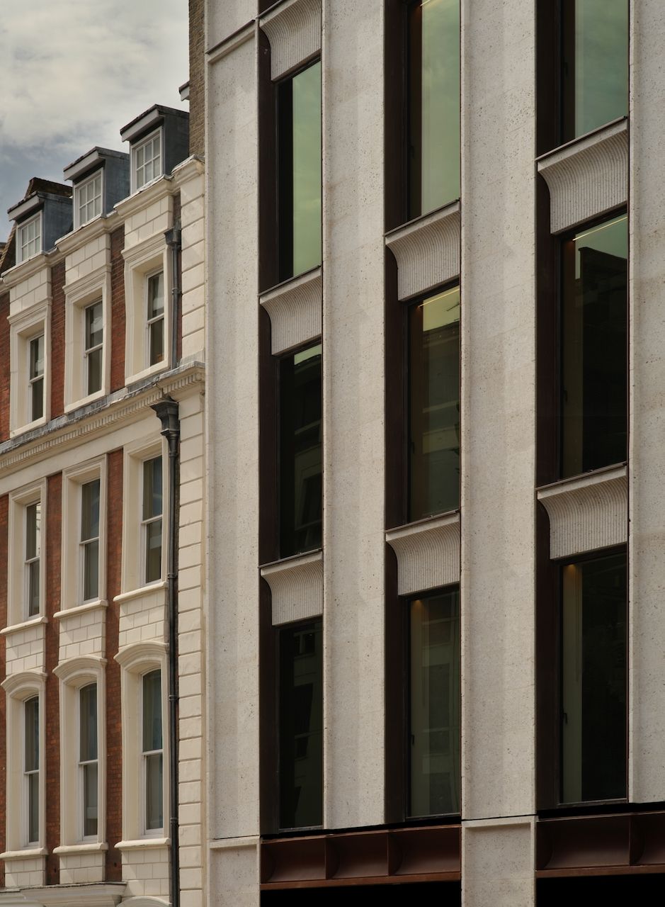 The Visual Mock Ups were initially erected Q2 2022. The design was adjusted over coming months as the team trialled patination results between conditions in Portugal where the Secco window frames were being procured, and Perivale in West-London where the architectural metalwork was made. This process was concluded by Q1 2023, and the mock ups have been in place (over 2.5 years), providing the Client, Contractor and Design Team with the confidence to progress to Construction for the façade for 25 Hanover Square, and acting as 1:1 quality benchmark for the build.
