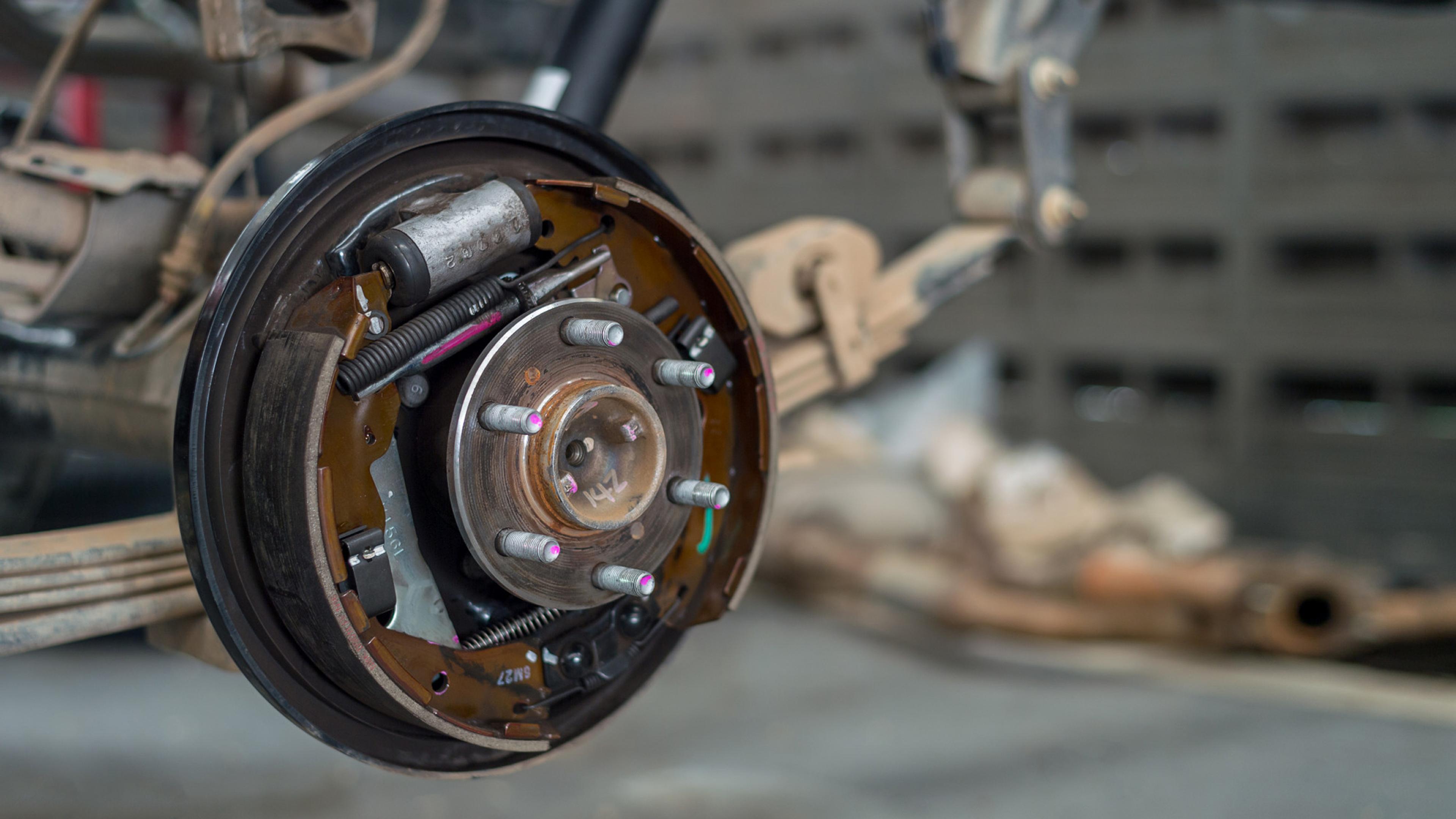 „Freigelegte Bremstrommel mit Bremsbacken und Federn 