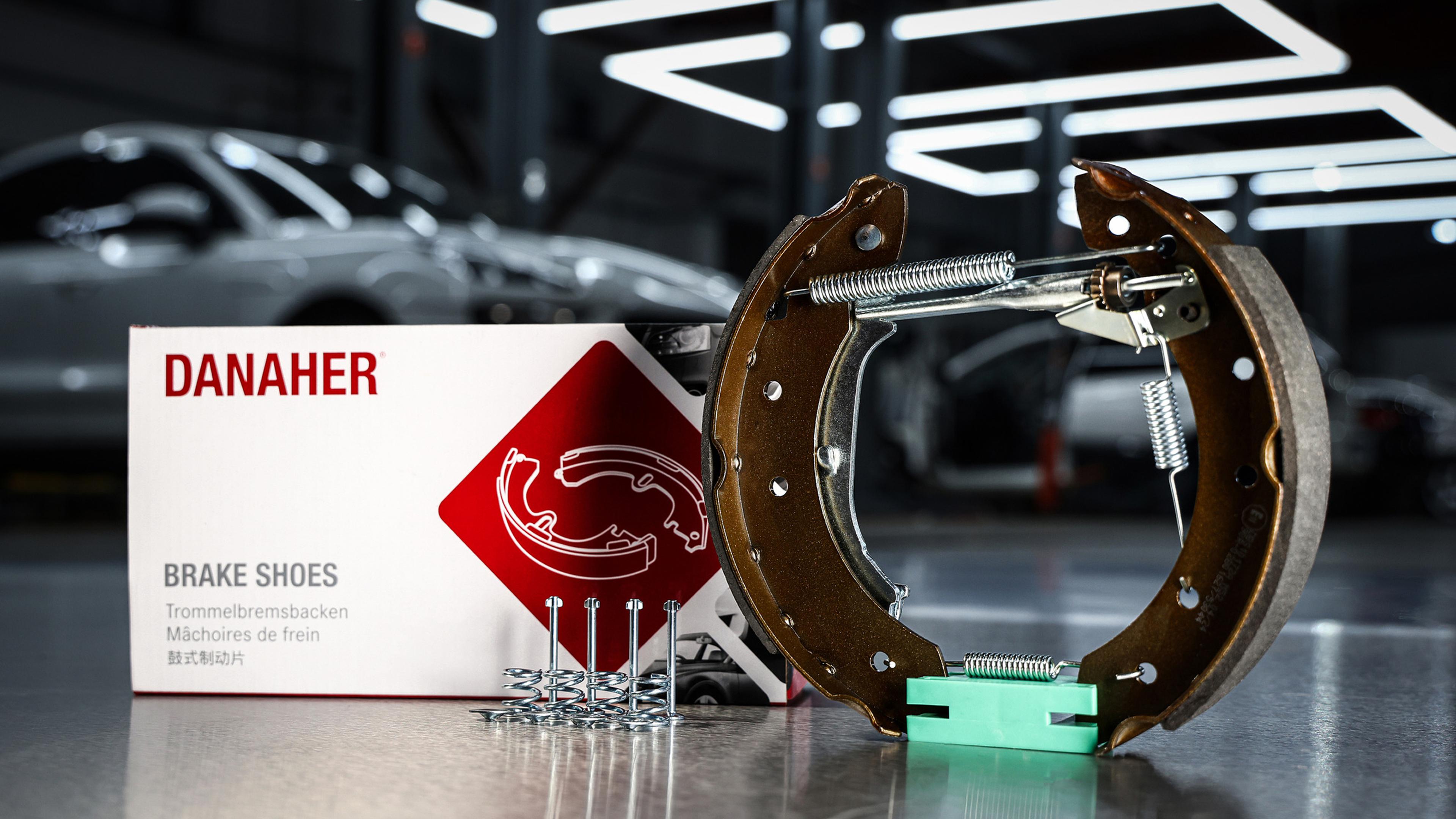 Trommelbremsbacken mit Federn und Verpackung auf Werkstattboden