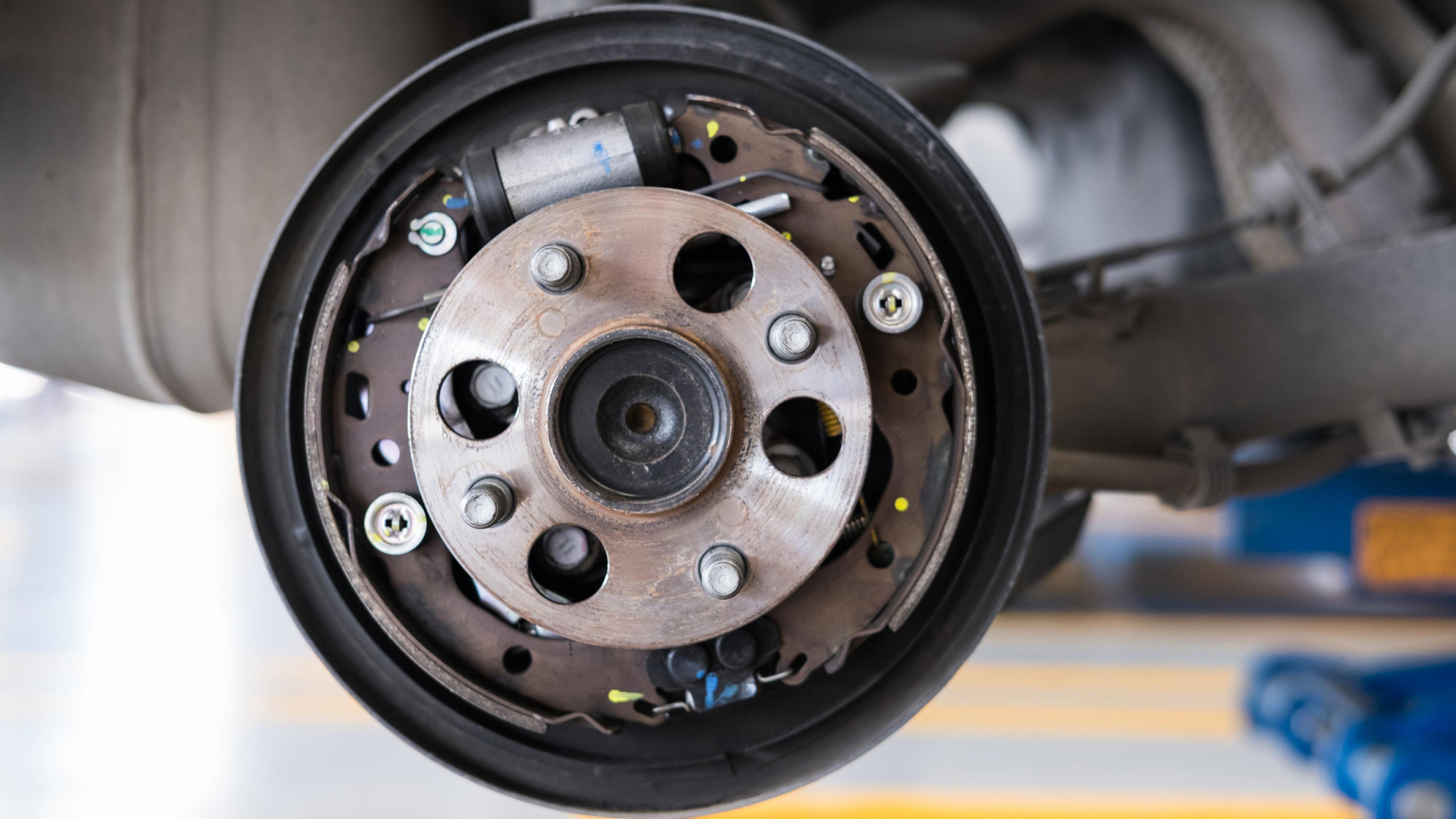 Frontansicht einer montierten Bremstrommel mit Radnabe und Bremsmechanik