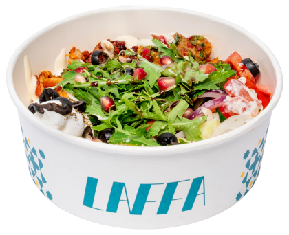 Bowl van Laffa met salade, granaatappel en munt in het eigen bakje