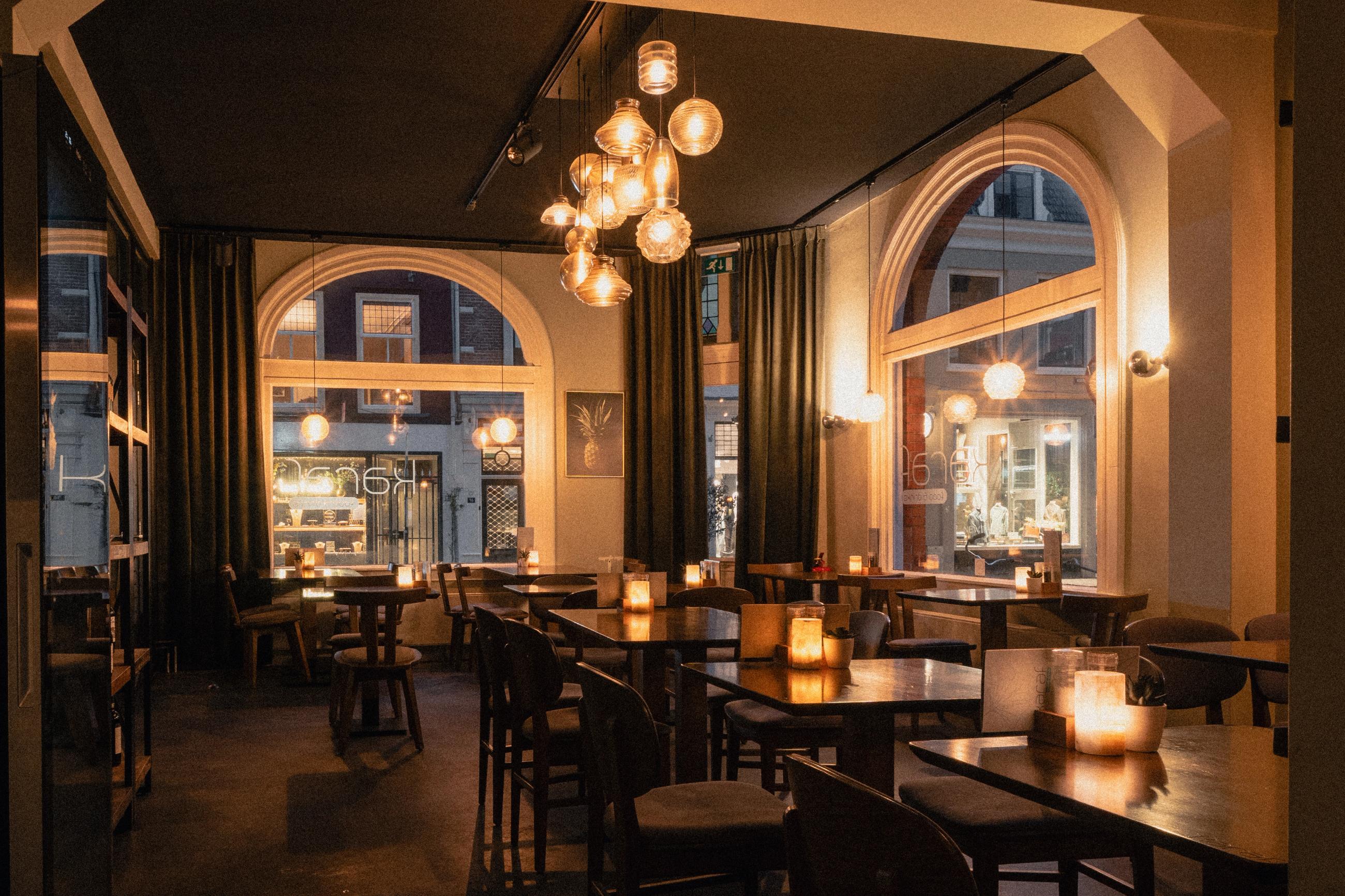 Binnen van restaurant Karaf aan de Lange Nieuwstraat in Utrecht, met mooi tafels