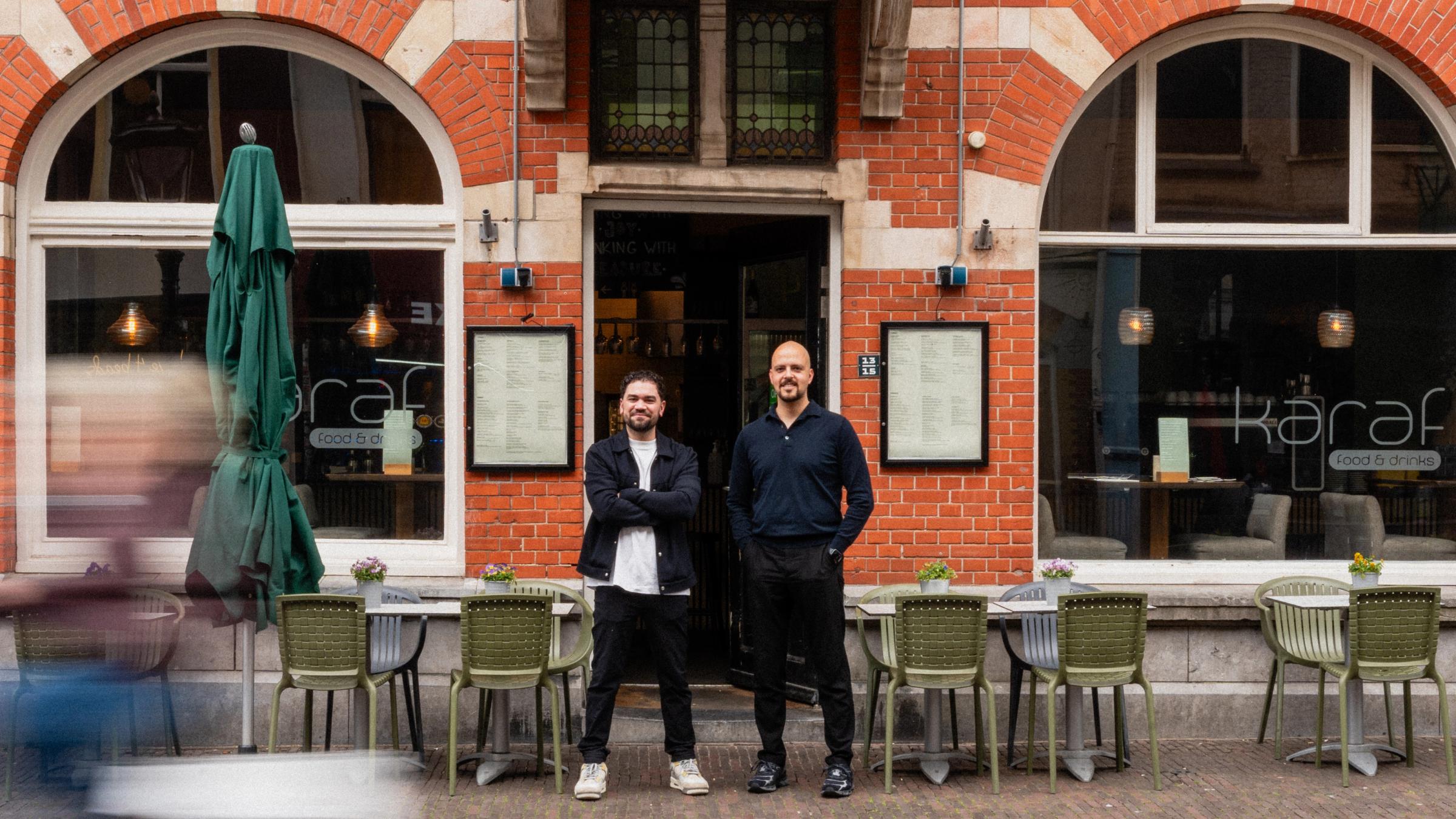 Cem en Meric, eigenaren van restaurant Karaf, voor hun zaak aan de Lange Nieuwstraat in Utrecht