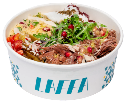 Laffa bowl met langzaam gegaard vlees en granaatappel