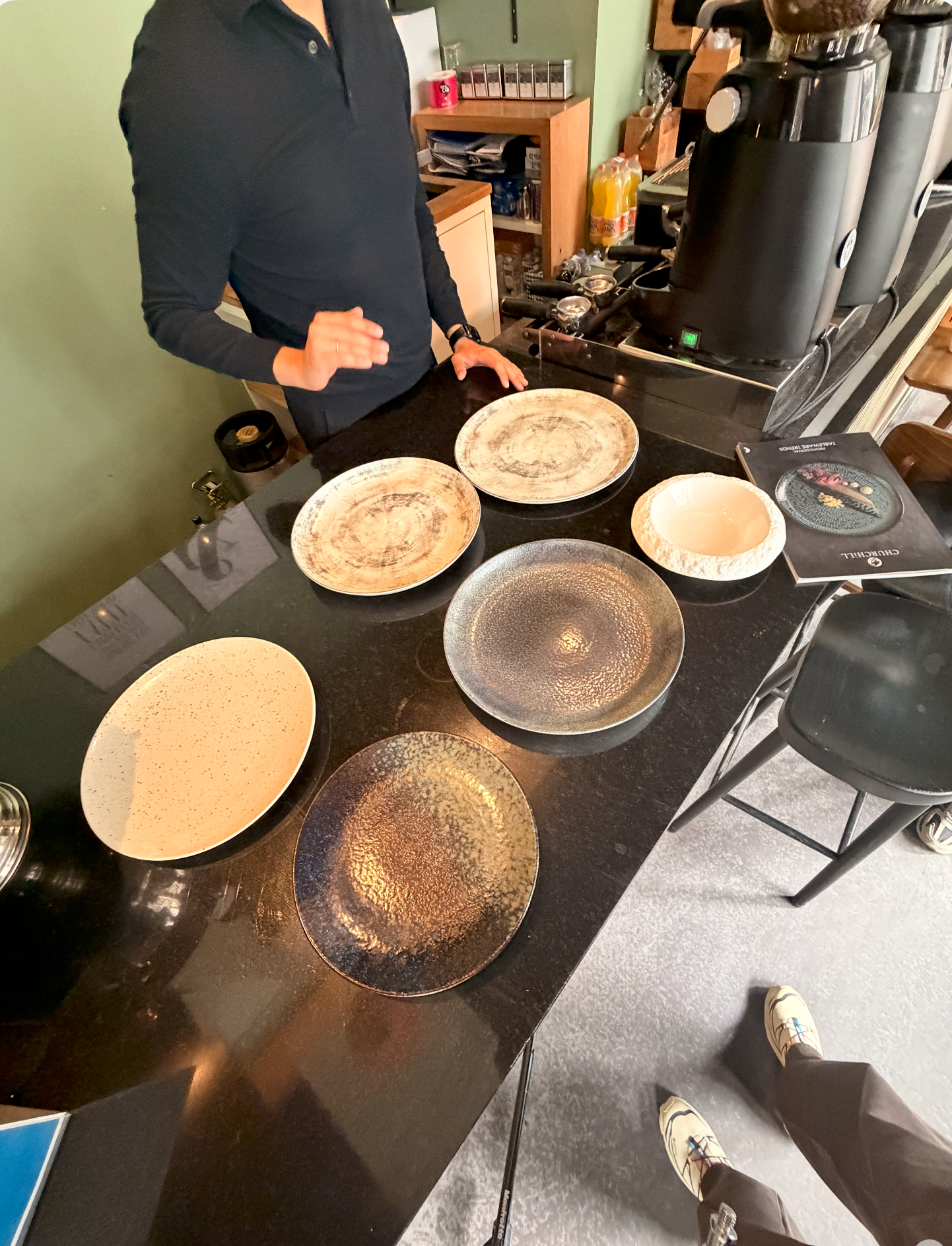 Borden worden uitgekozen op de bar van restaurant Karaf in Utrecht, als voorbereiding op de fotoshoot