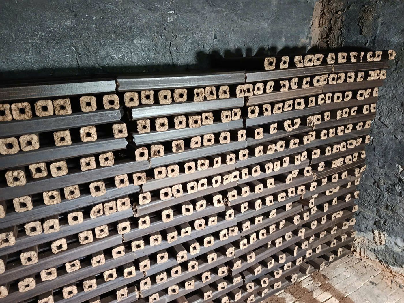 Square sawdust charcoal is firm and easy to arrange.