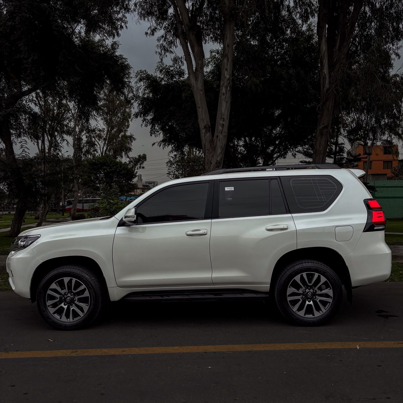 Toyota Land Cruiser Prado  - Miniatura 4