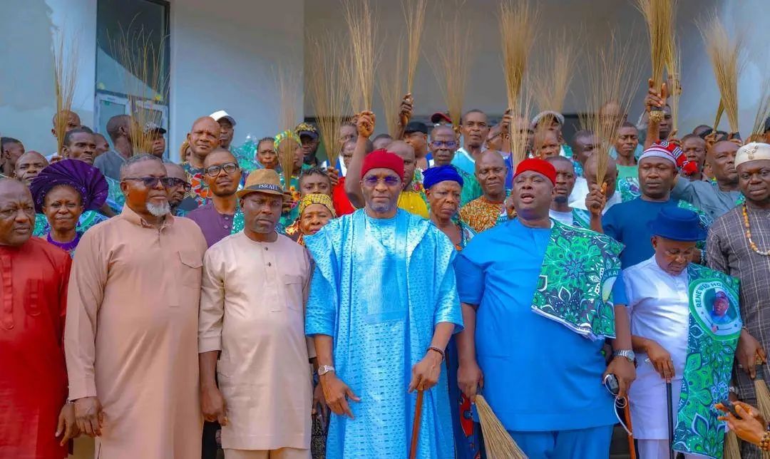 Politics: 2027: Over 200 Defect from PDP to APC in Abia, Endorse Deputy Speaker, Kalu for Another Term